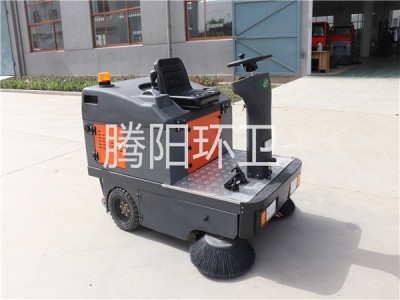 山東騰陽環(huán)衛(wèi)TY-1400型電動(dòng)駕駛式掃地車
