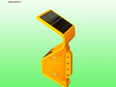 太陽(yáng)能輪廓標(biāo)護(hù)欄燈 波形護(hù)欄警示燈 交通設(shè)施廠家